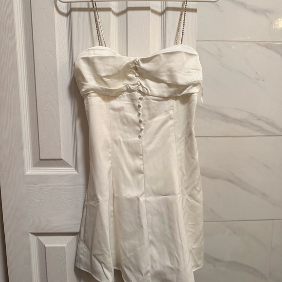 Elegant White Strapless Dress - Picture 1 of 2